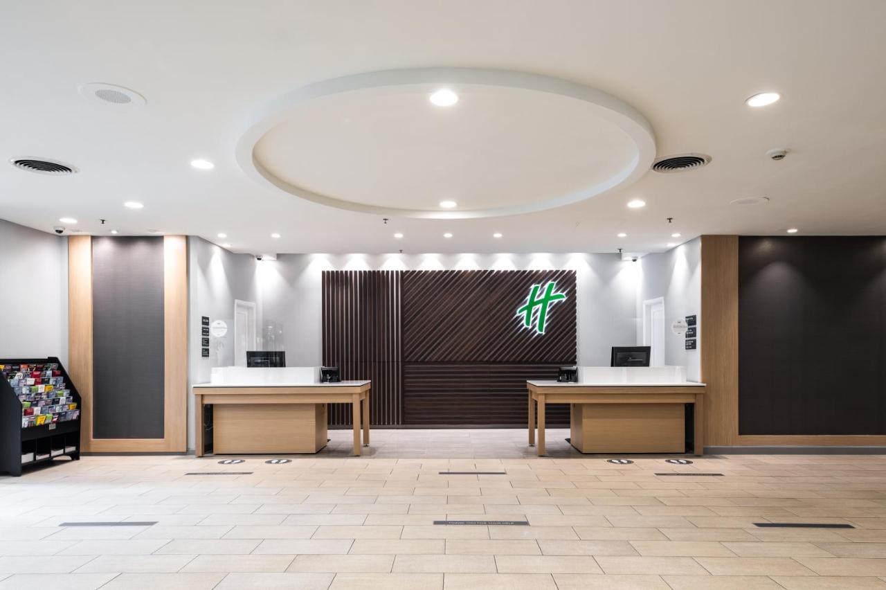 Holiday Inn Newark Lobby